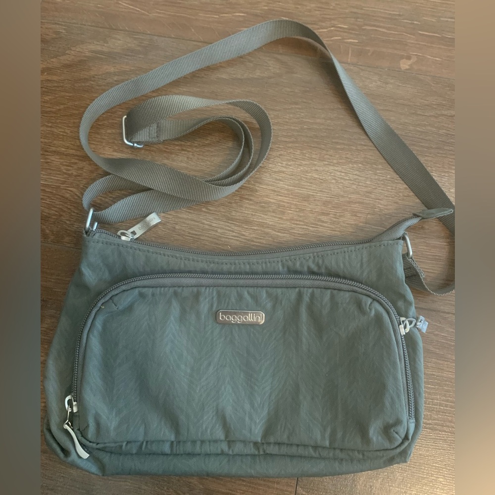 Small Baggallini crossbody.